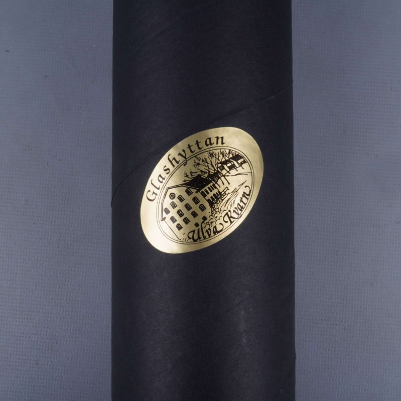 Guldfärgad etikett med Glashyttan på svart tub