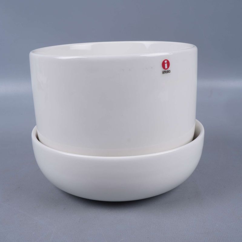 Vit kruka med tillhörande fat från Iittala