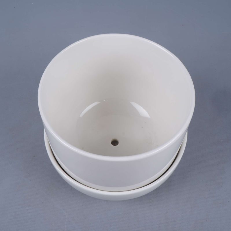 Vit kruka sedd uppifrån med dräneringshål