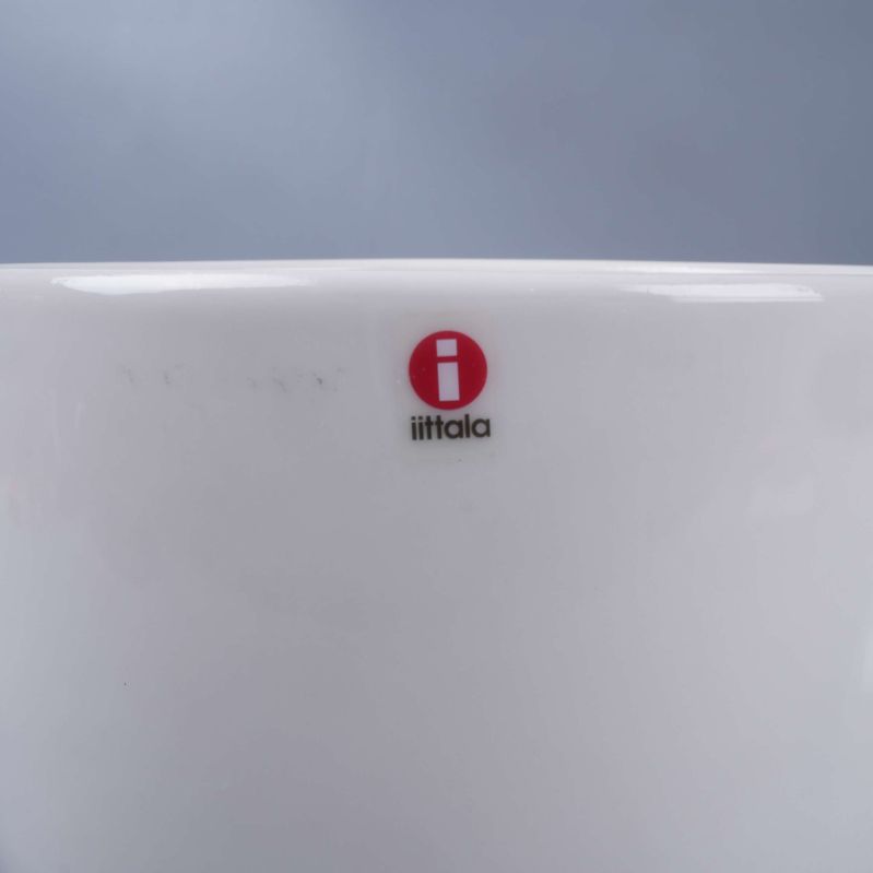 Iittala-logga på framsidan av den vita krukan