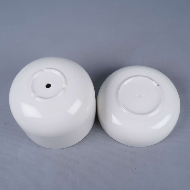 Krukan vänd uppochner och fatet bredvid, båda vita