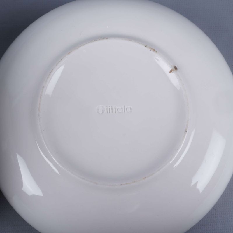 Iittala-stämpel på undersidan av fatet