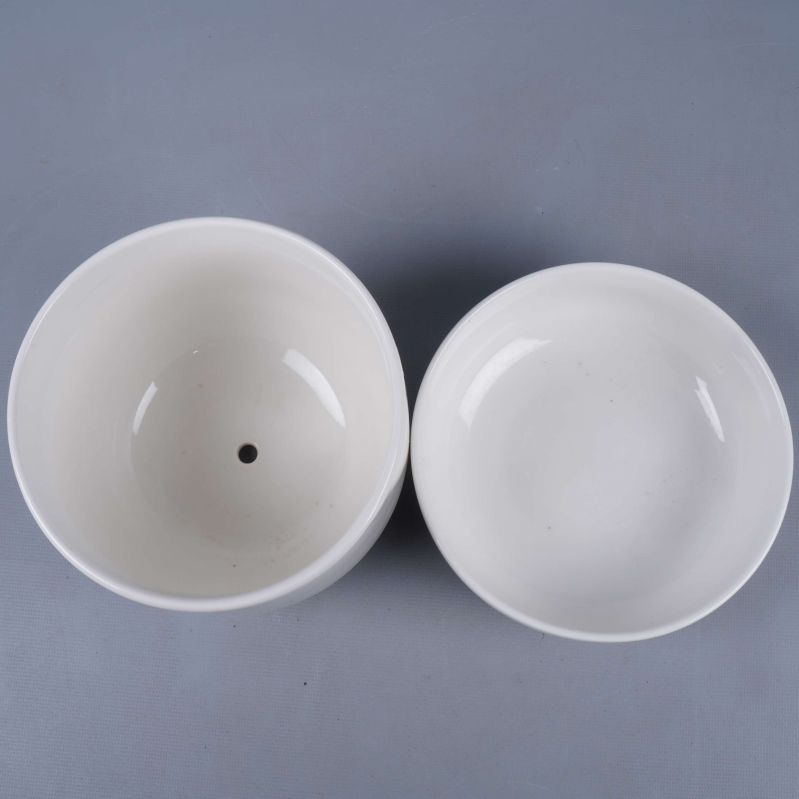 Kruka och fat separerade, båda vita