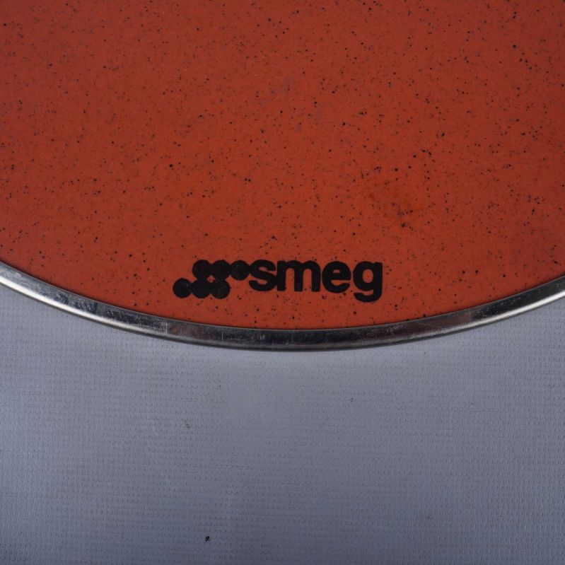 Detaljbild på smeg-logga på orange bricka