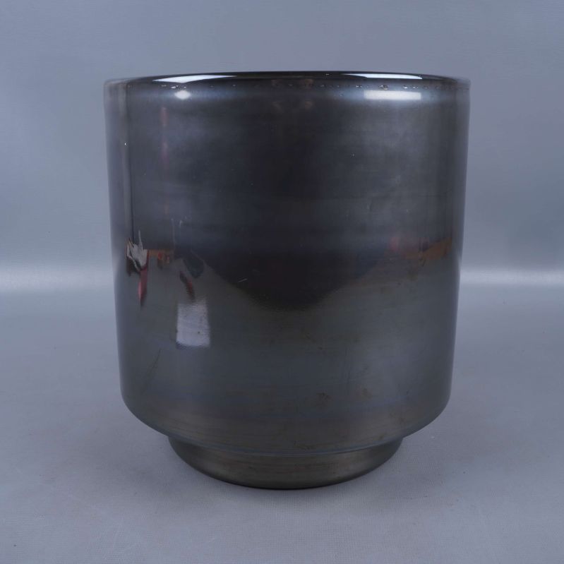 Blank cylinderformad vas/ljuslykta med mörk metallisk yta
