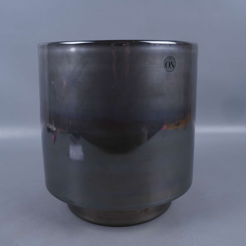 Samma cylinderformade kruka sedd rakt framifrån