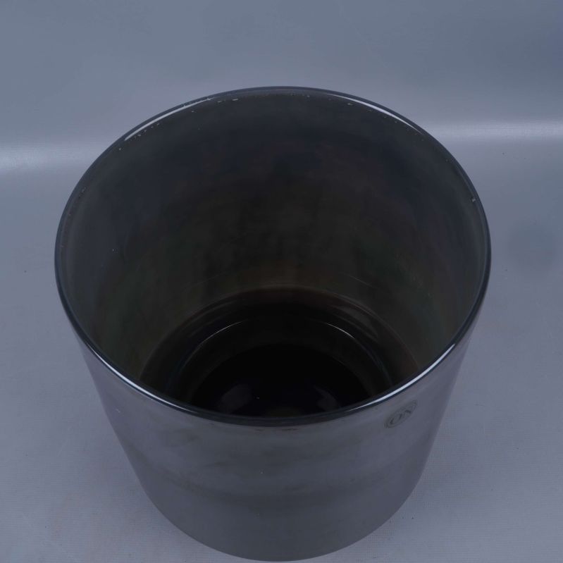 Öppningen och insidan av den cylinderformade vas/ljuslykta