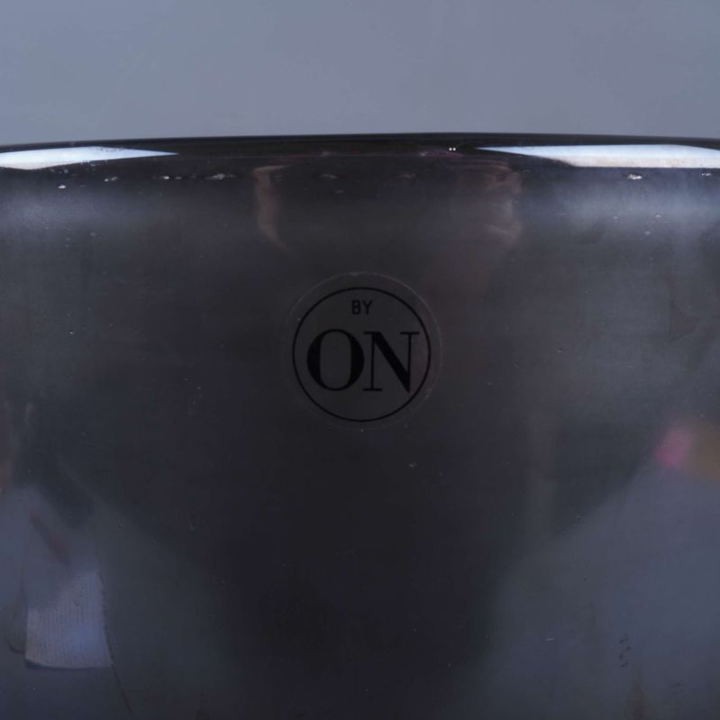 Närbild på logotypen BY ON på vasens/ljuslyktas sida