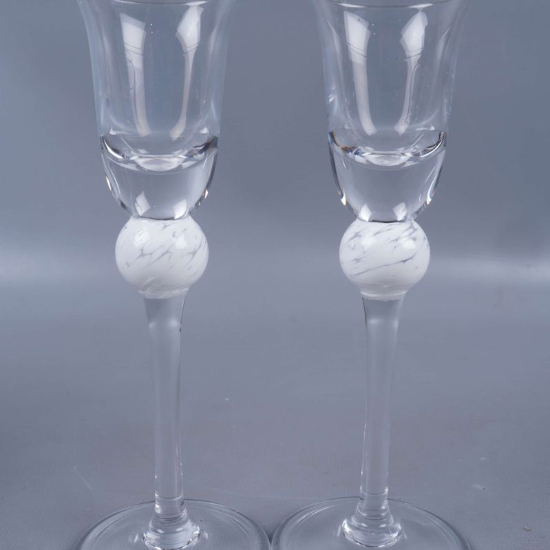 Närbild på den vita dekorkulan mellan fot och kopp