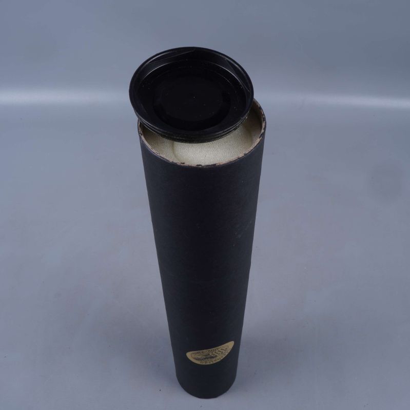 Svart tubformad ask med avtagbart lock