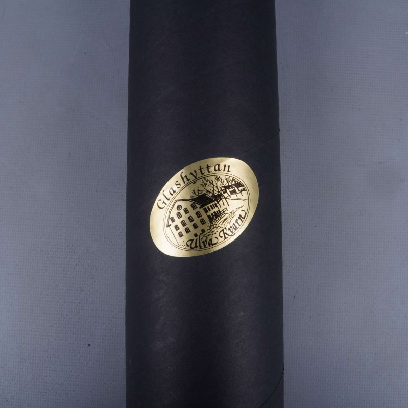 Guldfärgad etikett med Glashyttan Ulvens logotyp