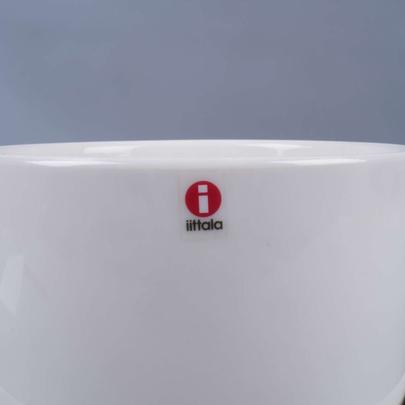 Närbild på Iittala-loggan på ytterkrukan