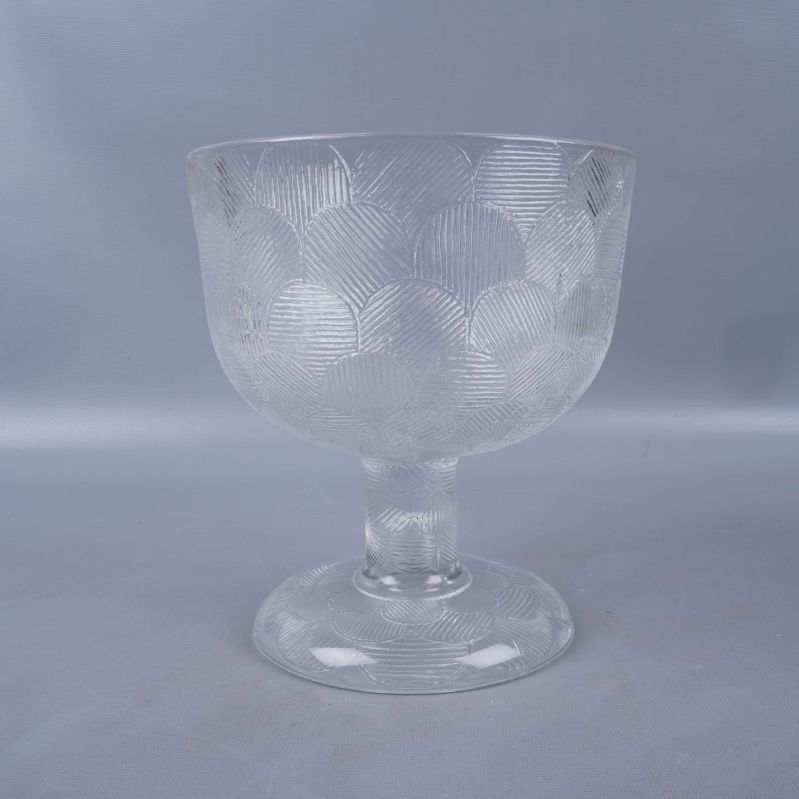 Hel bild av glaskål på fot i transparent glas