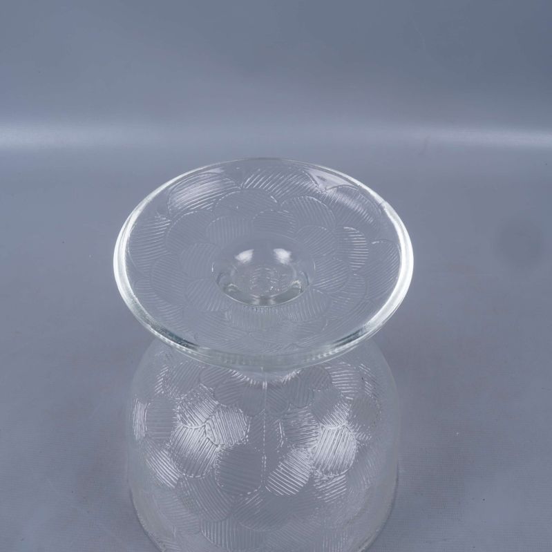Undersida av glaskålens fot med mönsterringar