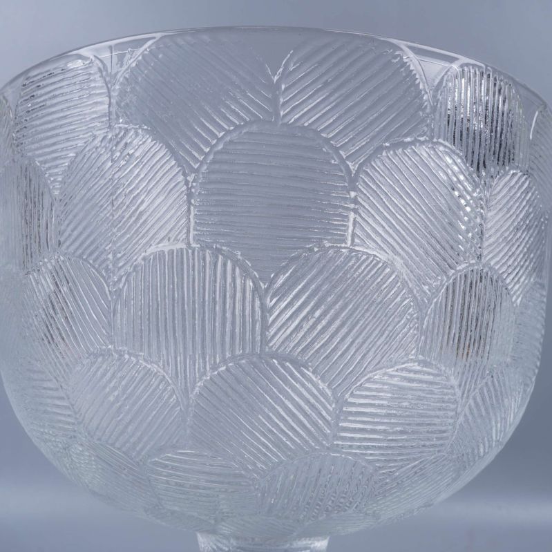 Närbild på glaskålens strukturerade mönster