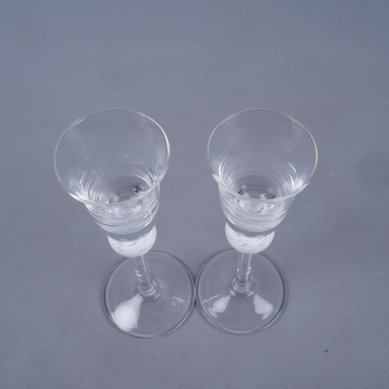 Två glas sedda uppifrån med smal öppning och klar glaskropp