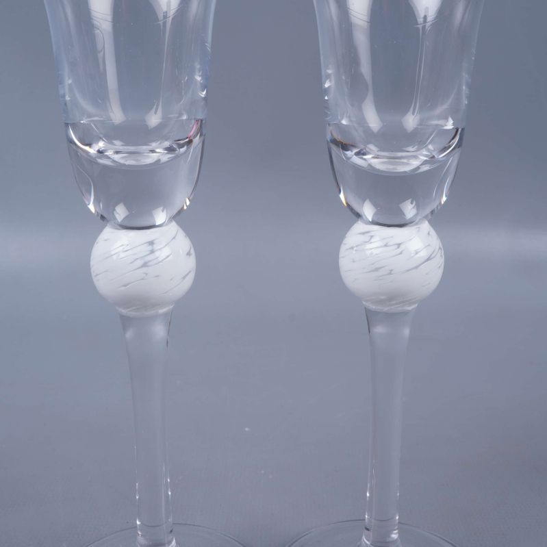 Närbild på vit marmorerad kula i glasens fot