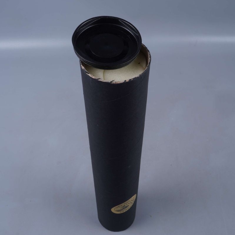 Svart cylindrisk originalkartong med öppnat lock