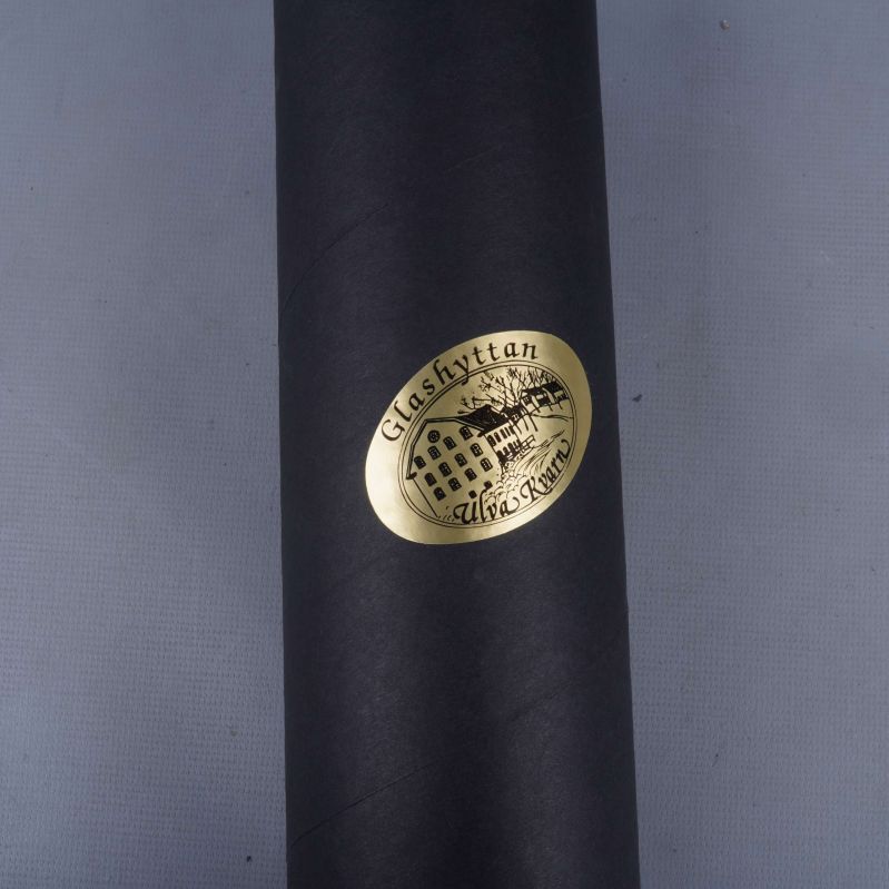 Guldfärgad etikett med logga för Glashyttan på förpackningen