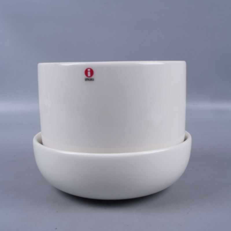 Vit kruka med fat och Iittala-logga framtill