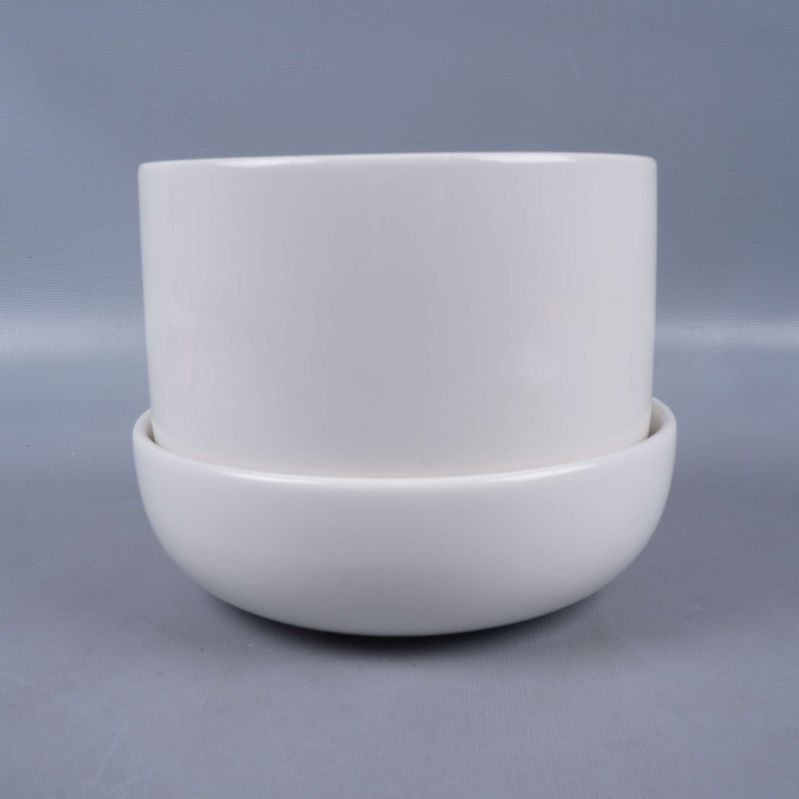 Vit kruka på fat visad från sidan utan logotyp