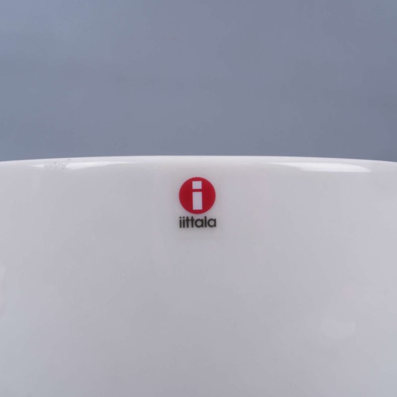 Närbild av Iittala-logotyp på krukans framsida