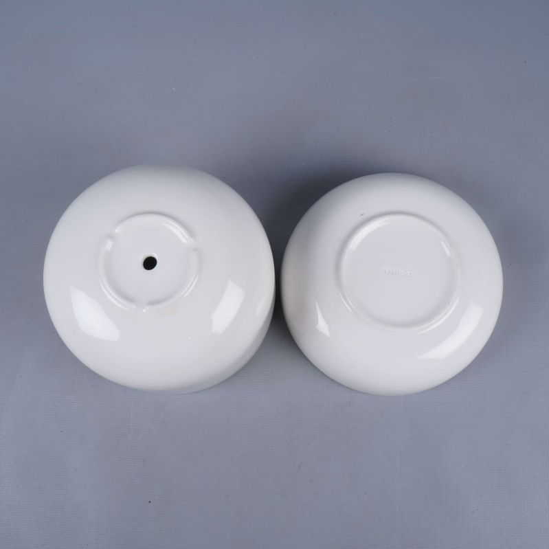 Kruka och fat visade upp och ner för att visa botten