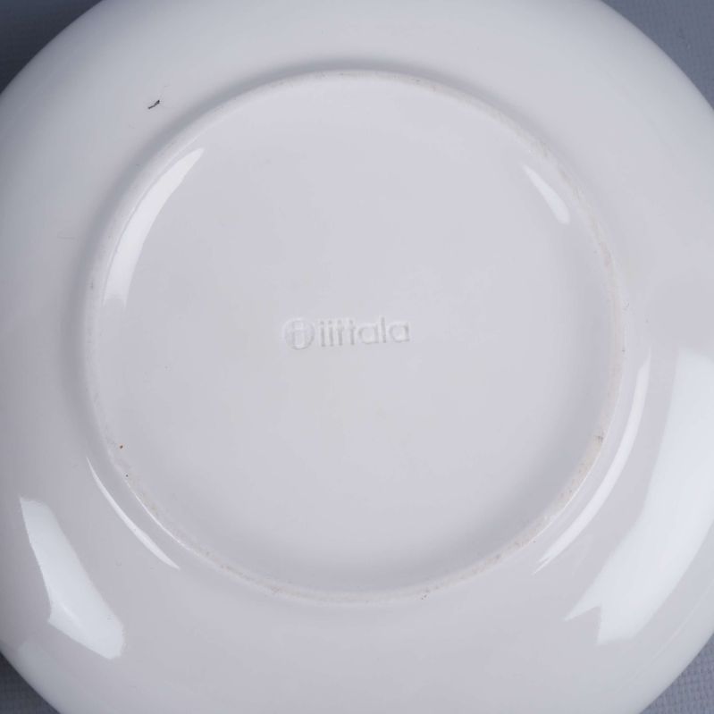 Undersidan av fat med svag Iittala-relief