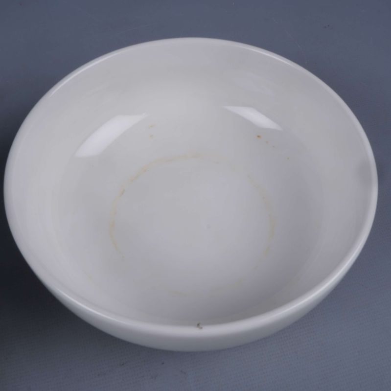 Närbild av insidan på krukans fat med tydliga användningsspår