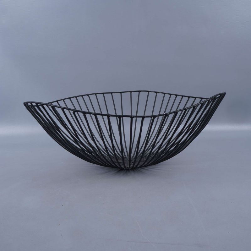 Svart metallskål i wire-design fotad från sidan