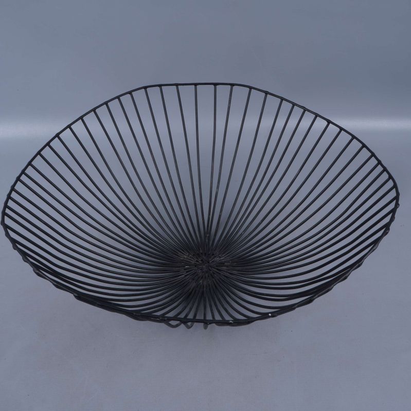 Svart fruktskål i metall sedd snett ovanifrån