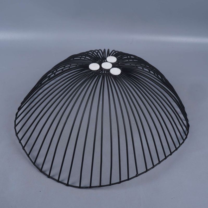 Undersida av svart metallskål med vita tassar