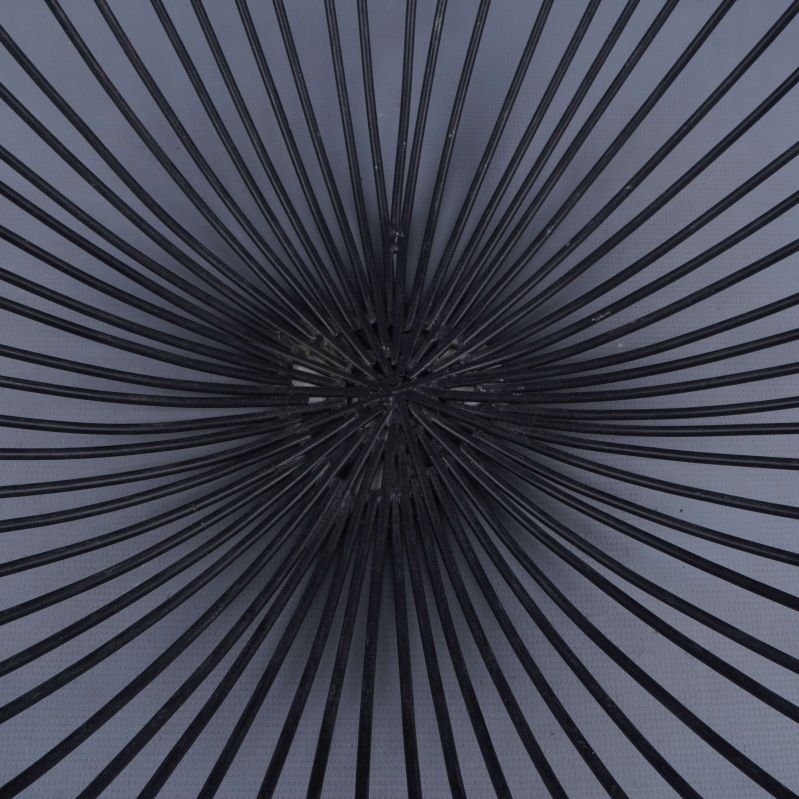 Detaljbild på centrum av svart metallskål