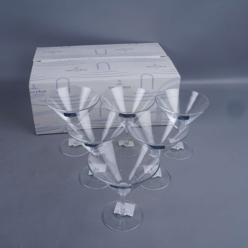 Sex cocktailglas framför öppen kartong