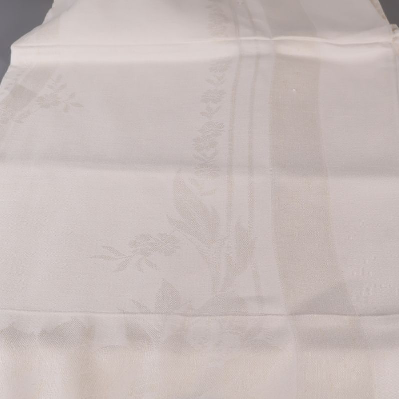 Bordduk med bred dekorativ kant och blommotiv