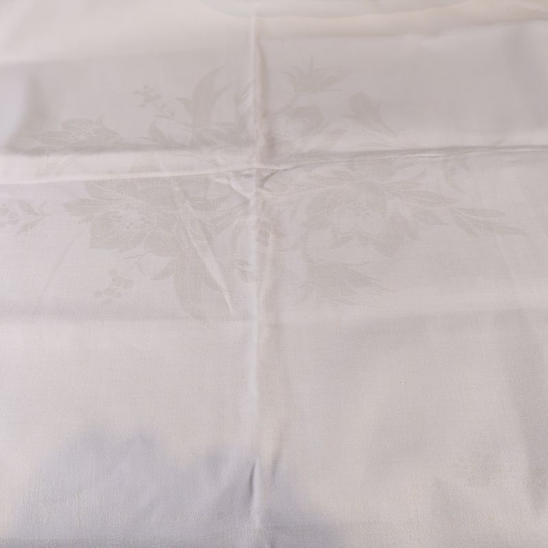 Översikt på hela bordduken med synligt vävt blommönster