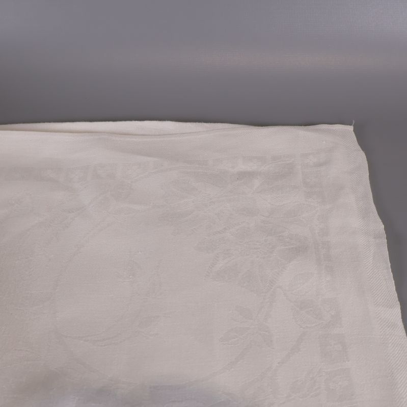 Dukhörn med synlig mönsterbård och blommotiv