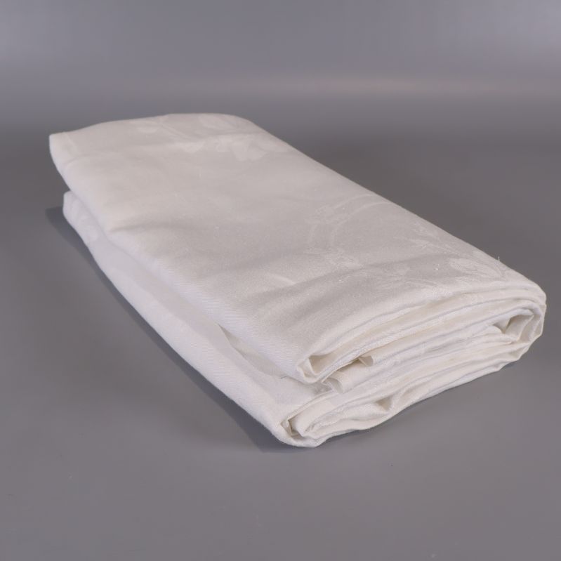 Vikt vit duk liggande på ett bord