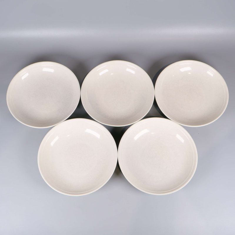 Översikt ovanifrån av fem djupa tallrikar