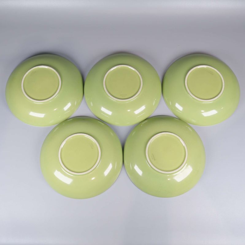 Baksidan av fem tallrikar med ljusgrön färg