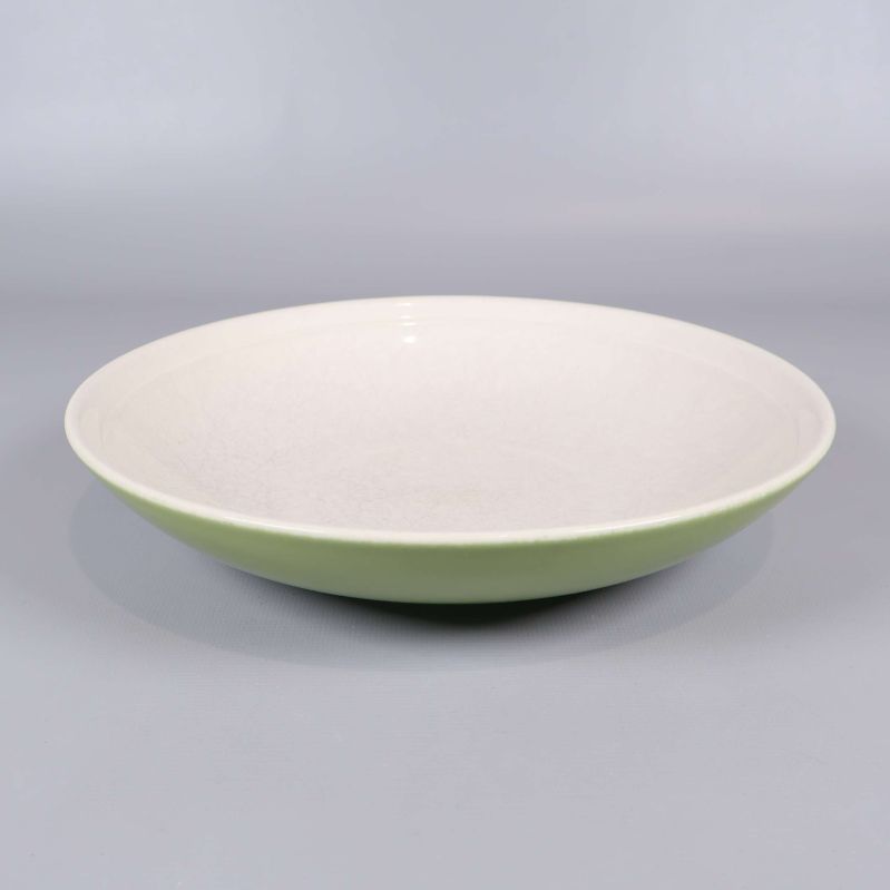 En ensam djup tallrik med ljusgrön utsida