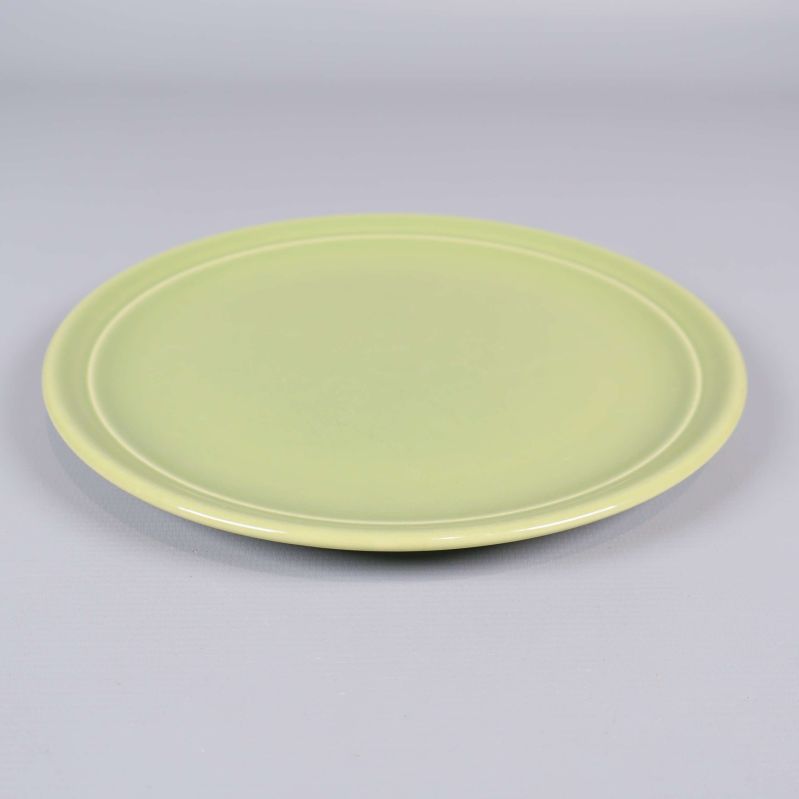 En grön tallrik fotograferad i vinkel