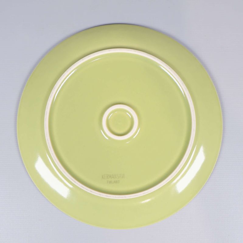 Baksidan av en grön tallrik med märkning