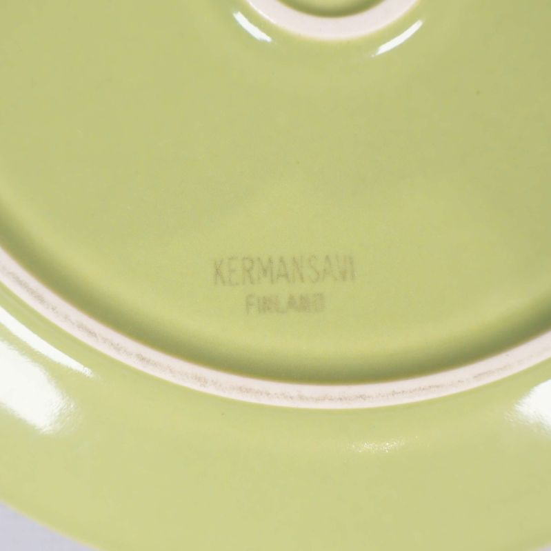 Närbild på märkning Kermansavi Finland på tallrik