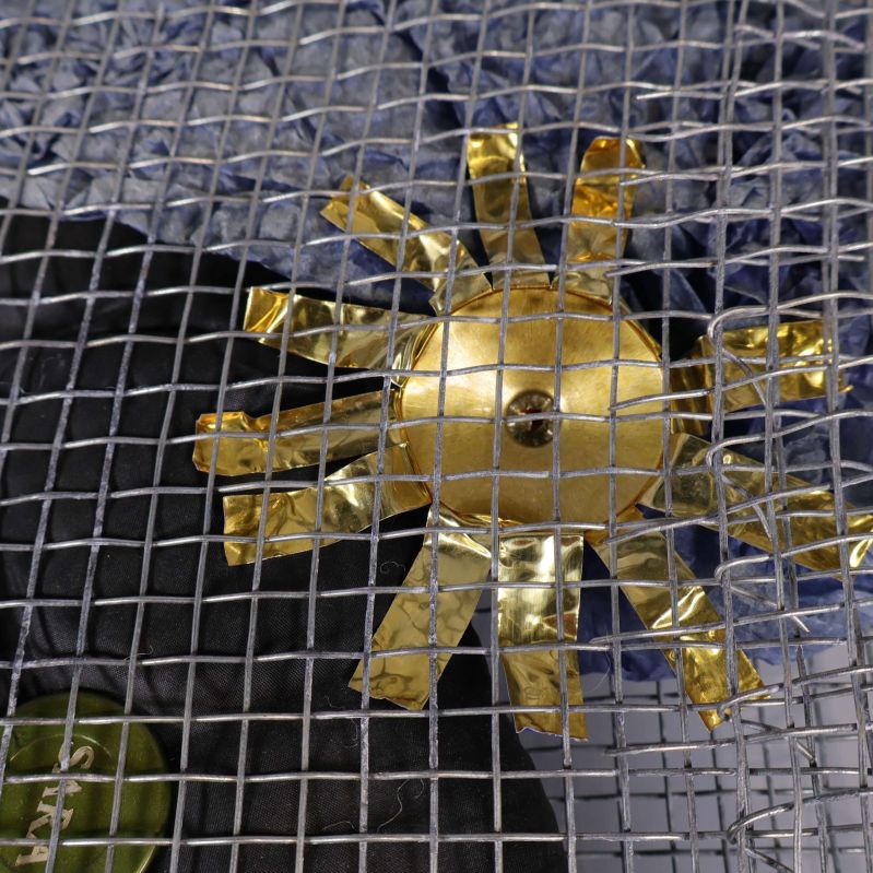 Guldfärgad solformad dekoration i nätverket