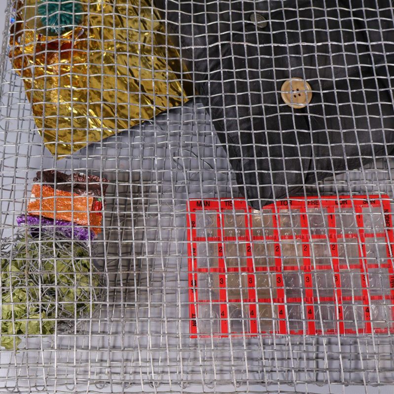 Detalj av rödrutigt plastgaller och andra objekt i nätet