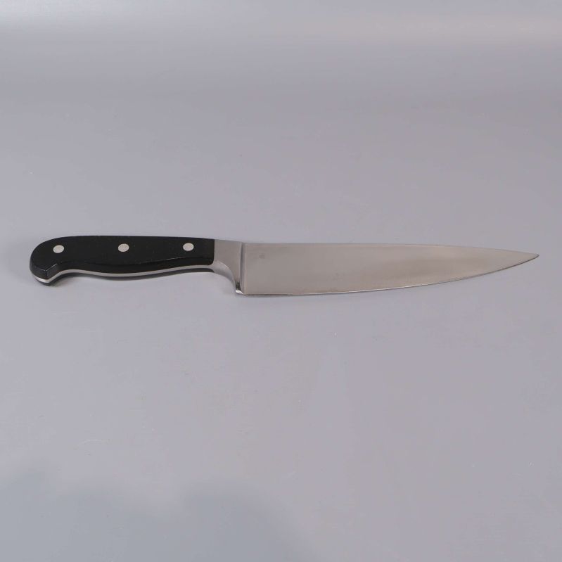 Kockkniv med svart handtag och tre metallnitar