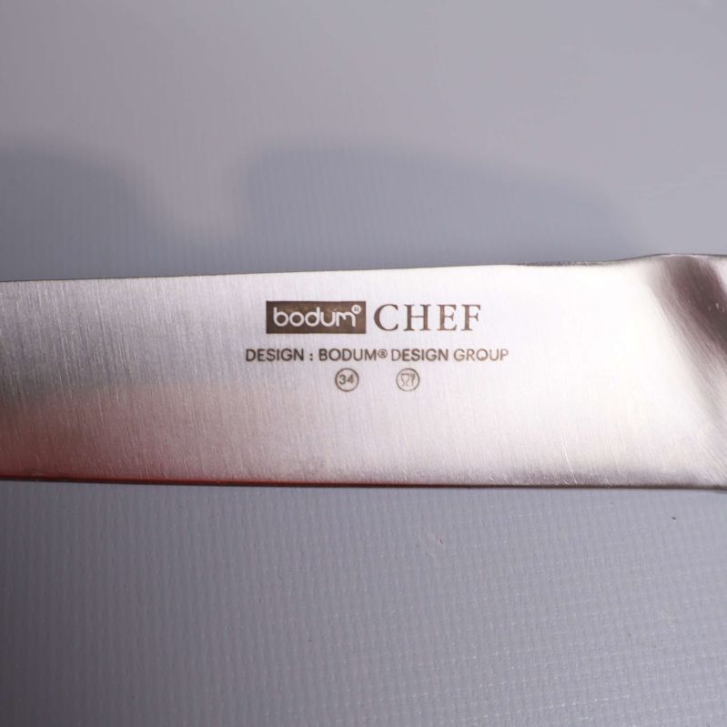 Närbild på Bodum CHEF-stämpel på knivbladet
