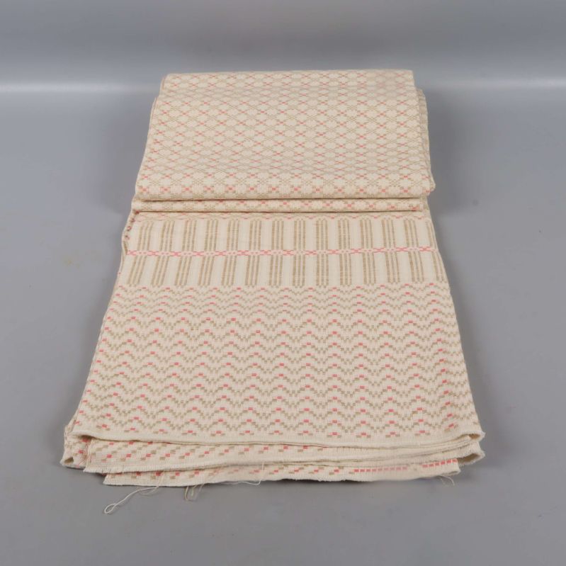 Mönstrad duk ihopvikt mot grå bakgrund