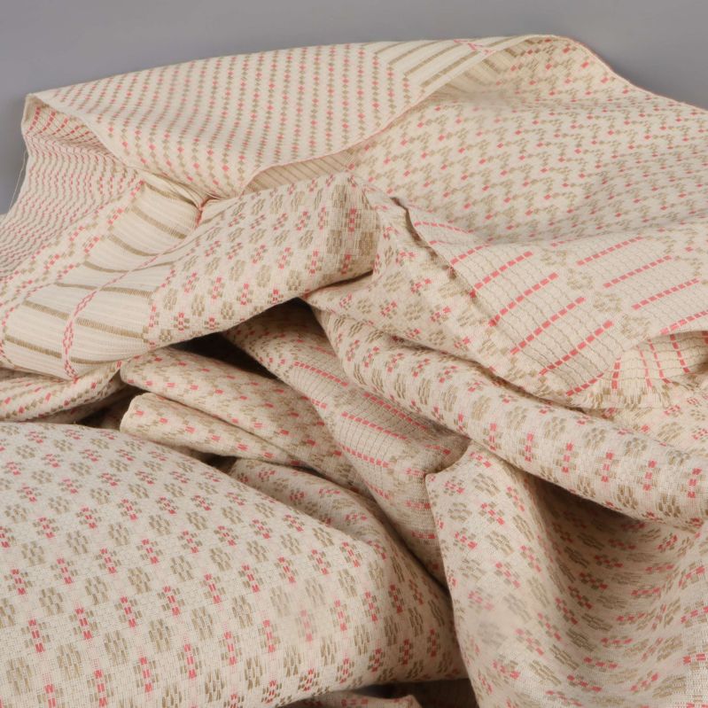 Sammanklumpad duk med olika delmönster synliga